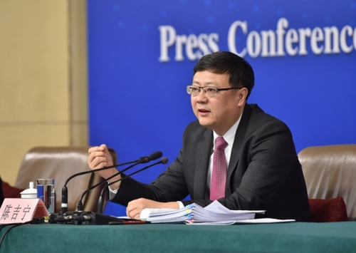 新华社照片，北京，2016年3月11日
    环保部长陈吉宁答记者问
    3月11日，十二届全国人大四次会议新闻中心举行记者会，邀请环境?；げ坎砍こ录汀凹忧可肪潮；ぁ钡南喙匚侍饣卮鹬型饧钦叩奶嵛省Ｕ馐浅录诨卮鸺钦咛嵛?。
    新华社记者 李鑫 摄