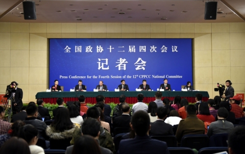 新华社照片，北京，2016年3月11日 
   政协委员谈提振经济发展信心
   3月11日，全国政协十二届四次会议在北京梅地亚两会新闻中心召开记者会，邀请全国政协委员傅成玉、孙荫环、卢志强、王文彪、徐冠巨就提振经济发展信心，企业在调整结构、转型升级、提质增效中发挥积极作用回答记者提问。 
    新华社记者 陈益宸 摄