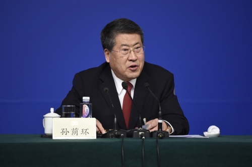 新华社照片，北京，2016年3月11日 
   政协委员谈提振经济发展信心
   3月11日，全国政协十二届四次会议在北京梅地亚两会新闻中心召开记者会，邀请全国政协委员傅成玉、孙荫环、卢志强、王文彪、徐冠巨就提振经济发展信心，企业在调整结构、转型升级、提质增效中发挥积极作用回答记者提问。这是孙荫环委员在回答记者提问。
    新华社记者 陈益宸 摄