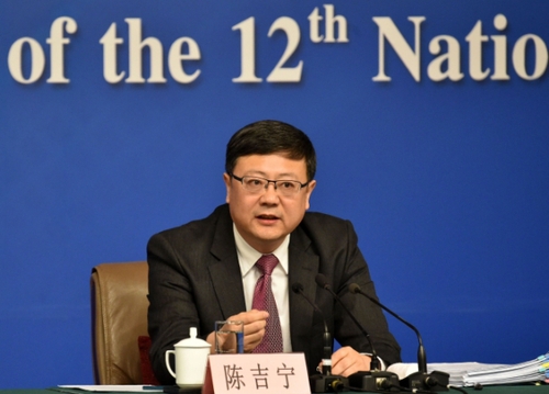 新华社照片，北京，2016年3月11日
    环保部长陈吉宁答记者问
    3月11日，十二届全国人大四次会议新闻中心举行记者会，邀请环境?；げ坎砍こ录汀凹忧可肪潮；ぁ钡南喙匚侍饣卮鹬型饧钦叩奶嵛?。这是陈吉宁在回答记者提问。
    新华社记者 赵颖全 摄