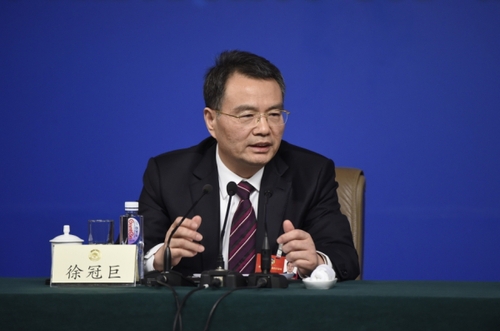 新华社照片，北京，2016年3月11日 
   政协委员谈提振经济发展信心
   3月11日，全国政协十二届四次会议在北京梅地亚两会新闻中心召开记者会，邀请全国政协委员傅成玉、孙荫环、卢志强、王文彪、徐冠巨就提振经济发展信心，企业在调整结构、转型升级、提质增效中发挥积极作用回答记者提问。这是徐冠巨委员在回答记者提问。 
    新华社记者 陈益宸 摄
