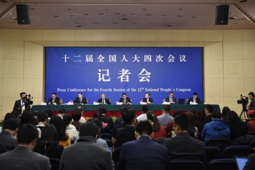 新华社照片，北京，2016年3月11日
    柳斌杰等五位全国人大相关负责人答记者问
    3月11日，十二届全国人大四次会议新闻中心举行记者会，邀请全国人大教育科学文化卫生委员会主任委员柳斌杰、全国人大环境与资源保护委员会委员蒲长城、全国人大农业与农村委员会委员张晓山、全国人大常委会预算工作委员会副主任刘修文、全国人大常委会办公厅秘书局巡视员傅文杰就“人大监督工作”的相关问题回答中外记者的提问。
    新华社记者 陈益宸 摄