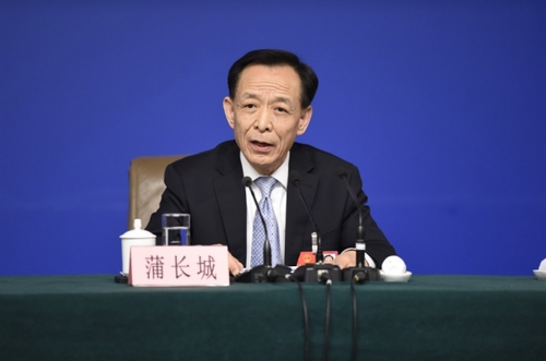 新华社照片，北京，2016年3月11日
    柳斌杰等五位全国人大相关负责人答记者问
    3月11日，十二届全国人大四次会议新闻中心举行记者会，邀请全国人大教育科学文化卫生委员会主任委员柳斌杰、全国人大环境与资源?；の被嵛逼殉こ恰⑷舜笈┮涤肱┐逦被嵛闭畔?、全国人大常委会预算工作委员会副主任刘修文、全国人大常委会办公厅秘书局巡视员傅文杰就“人大监督工作”的相关问题回答中外记者的提问。这是蒲长城在回答记者提问。
    新华社记者 陈益宸 摄