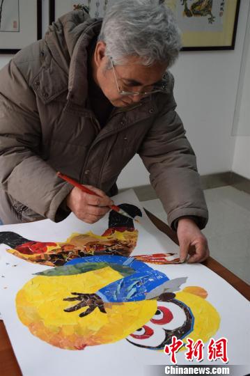 江先孝用撕、贴形式创作“孙悟空”　马芙蓉　摄