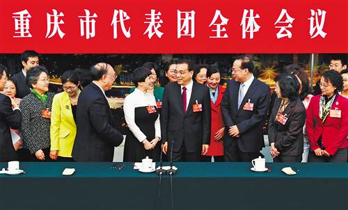 3月8日，中共中央政治局常委、国务院总理李克强在参加十二届全国人大四次会议重庆代表团审议时，现场女代表提议总理会后和女同胞们合影，李克强当即答应，并向在场的所有女代表，以及参加两会的全体女代表、女委员和女工作人员致以节日问候。