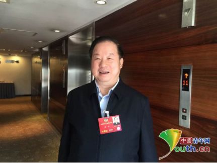 自曝“戴38万手表”委员傅军:有了钱做慈善最重要 自曝“戴38万手表”委员傅军:有了钱做慈善最重要