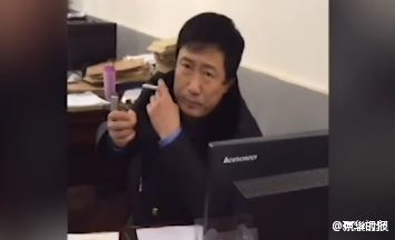 曝公务员喝酒辱骂举报者:再来告状我就打你(图)