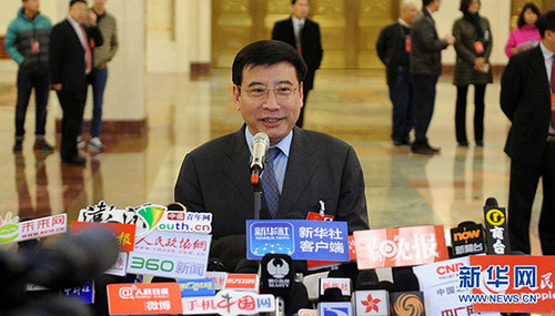 图为工业和信息化部部长苗圩在部长通道接受采访。陈竞超 摄