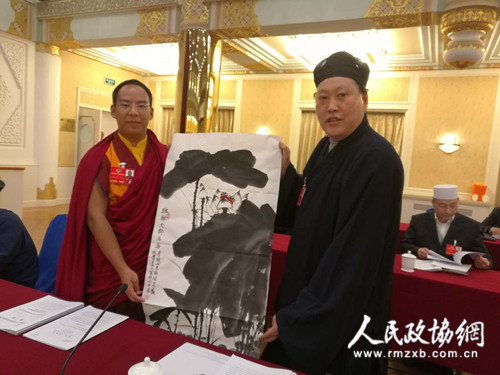 两会期间，唐诚青委员为十一世班禅作画。