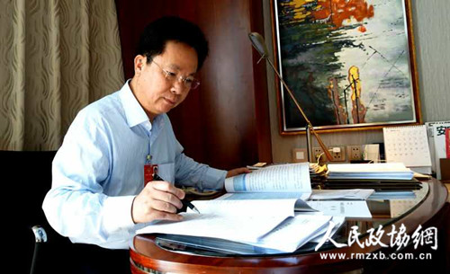 刘昕委员在住地查阅资料。田福良 摄