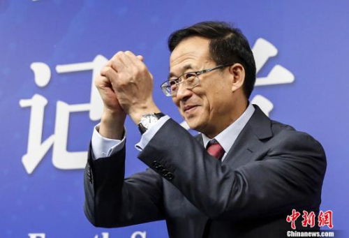 3月12日，十二届全国人大四次会议新闻中心举行记者会，邀请中国银行业监督管理委员会主席尚福林、中国证券监督管理委员会主席刘士余、中国保险监督管理委员会主席项俊波回答中外记者的提问。图为刘士余向记者打招呼。 <a target='_blank' href='http://www.chinanews.com/'>中新社</a>记者 张浩 摄