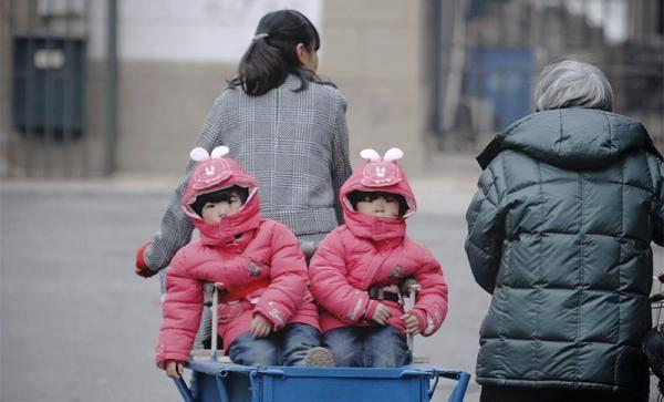 政协委员:建议允许父母一方因育儿“停薪留职”