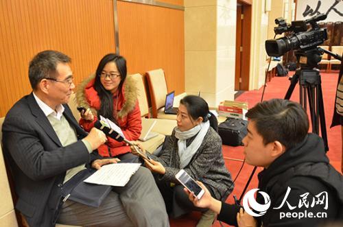 全国政协委员、著名经济学家林毅夫接受人民网记者(右一)采访