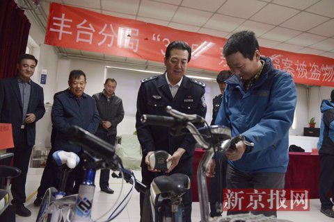 团伙骑摩托撬门砸窗偷门店  每次作案完重新喷漆