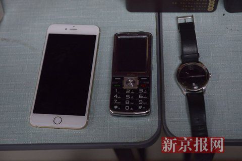 团伙骑摩托撬门砸窗偷门店  每次作案完重新喷漆