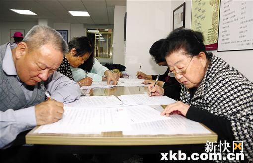 老人正在填写遗嘱。