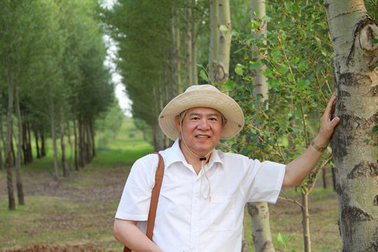 易解放的丈夫杨安泰也全身心投入到了这个公益行动中。