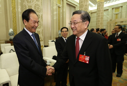 　3月14日，中共中央政治局常委、全国政协主席俞正声在北京人民大会堂会见参加全国政协十二届四次会议新闻报道工作的中央主要新闻媒体负责同志和记者代表，向参加大会报道的新闻工作者表示诚挚慰问和衷心感谢。这是俞正声与新华社社长蔡名照握手。新华社记者 马占成 摄