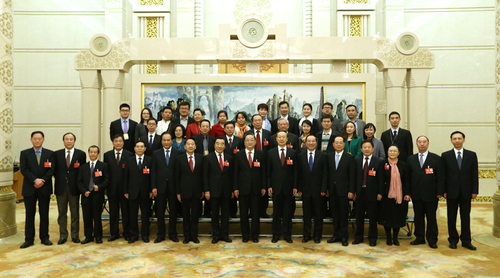 　3月14日，中共中央政治局常委、全国政协主席俞正声在北京人民大会堂会见参加全国政协十二届四次会议新闻报道工作的中央主要新闻媒体负责同志和记者代表，向参加大会报道的新闻工作者表示诚挚慰问和衷心感谢。新华社记者 马占成 摄