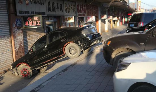 吉林街头现奇葩停车 轿车在一米高台阶上(图)