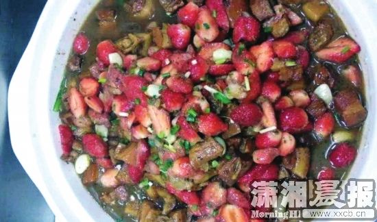 湖南大学食堂推新菜草莓红烧肉半小时被抢光(图)