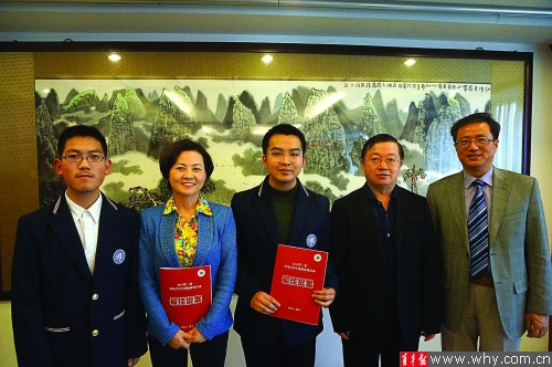 复旦附中学子将“模拟政协提案”交到了全国政协委员徐晓兰（左二）手中。受访者供图