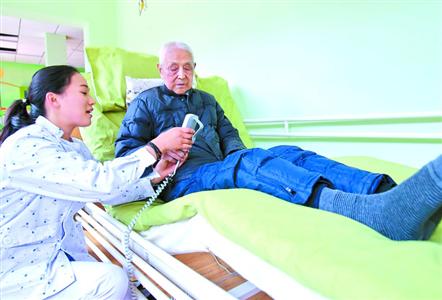 徐汇试点:将养老院“搬”到家里 徐汇试点:将养老院“搬”到家里
