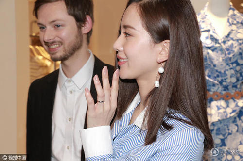 刘诗诗秀戒指。