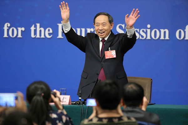 三月十日，十二届全国人大四次会议新闻中心举行的记者会上，袁贵仁明确表示：“经过中央决策，“十三五”期间，中国义务教育仍然为九年?！?齐波 摄