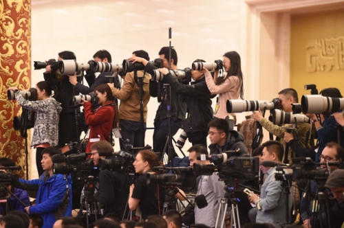 新华社照片，北京，2016年3月16日 
    李克强总理与中外记者见面 
    3月16日，国务院总理李克强在北京人民大会堂与中外记者见面，并回答记者提问。这是记者在采访拍摄。
    新华社记者 陈晔华 摄
