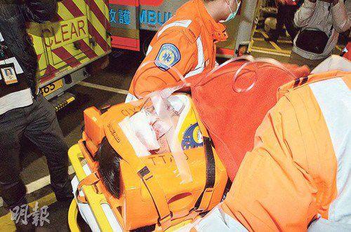 警方扫毒期间，一名尼泊尔男子爬窗逃走，失足由一楼堕下受伤，送院治理。（图自香港《明报》）