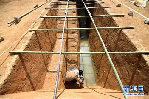 3月15日，一位摄像师在杭州余杭区瓶窑镇考古现场的探沟中拍摄。考古学者近日宣布，浙江省杭州市西北郊发现了中国已知最古老的大型水利工程，距今已有约5000年历史。这处水利工程位于余杭区瓶窑镇境内。80年前，在当地的良渚，考古学者发现新石器文化遗存良渚文化。新华社记者 王定昶摄