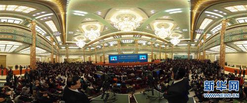 3月16日，国务院总理李克强在北京人民大会堂与中外记者见面，并回答记者提问（全景相机拍摄）。新华社记者 王建华 摄