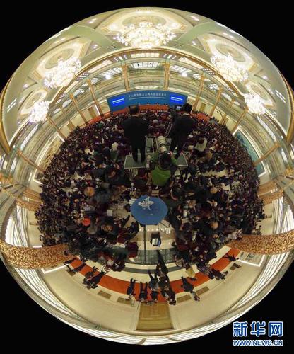 3月16日，国务院总理李克强在北京人民大会堂与中外记者见面，并回答记者提问（全景相机拍摄）。新华社记者 王建华 摄 1