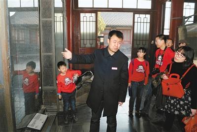 金牌讲解员杨烨的讲解让游客对一方方碑石有了全新的认识(记者杨力 摄) 金牌讲解员杨烨的讲解让游客对一方方碑石有了全新的认识(记者杨力 摄)