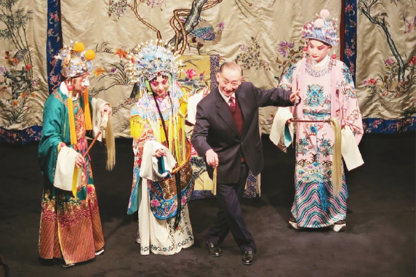 梅葆玖为青年京剧演员示范 梅葆玖为青年京剧演员示范