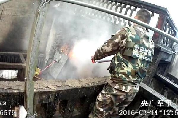 【图】吸毒男子烧自家屋 手持木棍海边游荡