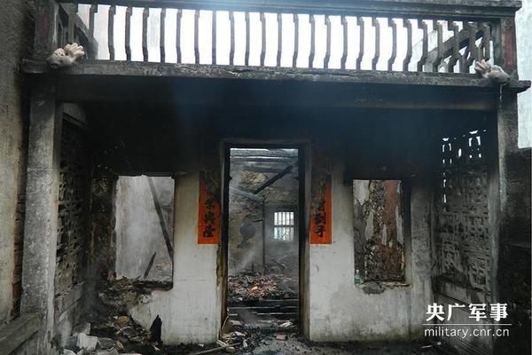 【图】吸毒男子烧自家屋 手持木棍海边游荡