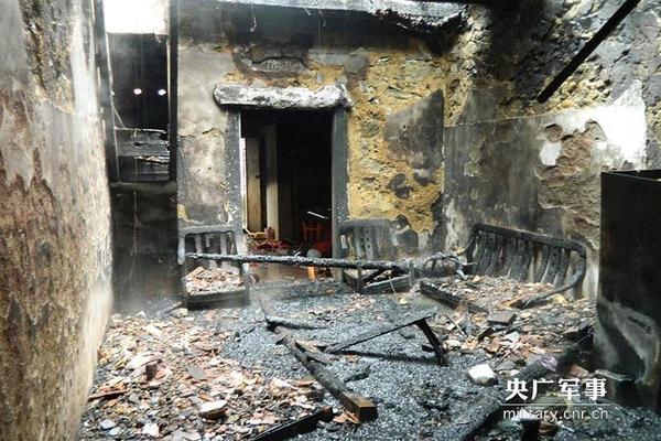 【图】吸毒男子烧自家屋 手持木棍海边游荡