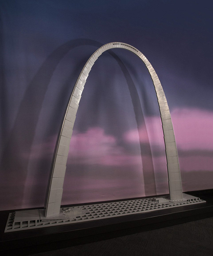 塔克用乐高积木搭建的圣路易斯大拱门，是美国的地标性建筑。