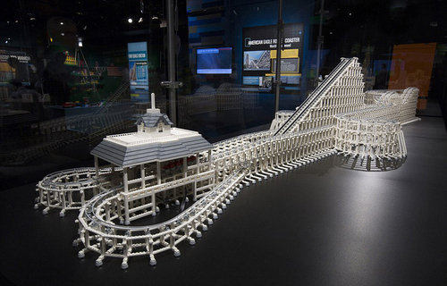 美国六旗游乐园的过山车。（网页截图）