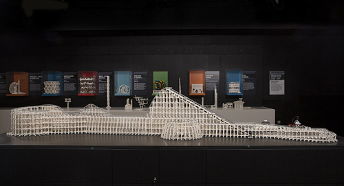 塔克在创作这些作品时，仅仅依靠照片中的建筑的形状进行反复尝试，并不依赖电脑建模。（网页截图）