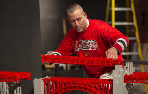 塔克正在用乐高搭建金门大桥。（网页截图）