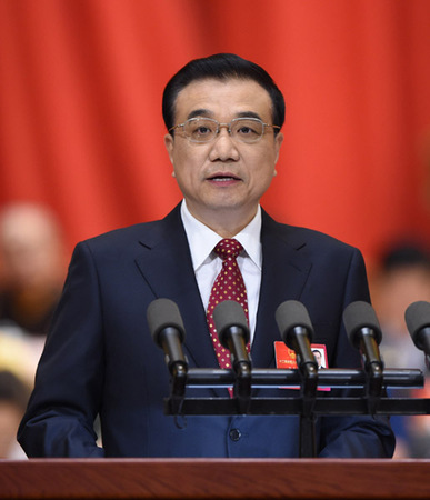 　3月5日，李克强总理代表国务院在十二届全国人大四次会议上作《政府工作报告》。 新华社记者饶爱民摄