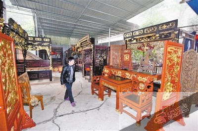 杨辉收藏的古董床。