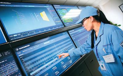 2015年12月24日，我国科学卫星系列首发星——暗物质粒子探测卫星“悟空”在升空后第7天，成功获取首批科学数据并下传至中科院国家空间科学中心空间科学任务大厅。图为工作人员介绍获得的科学数据。