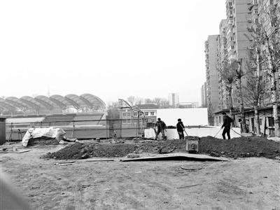 中传南操场看台周边至今仍在施工