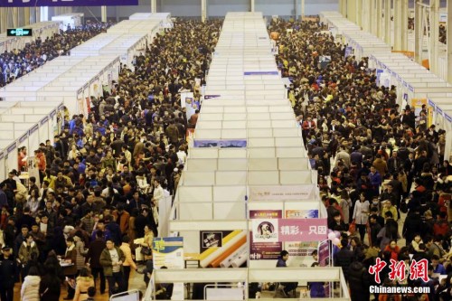 资料图：2月19日，山东省潍坊市，求职者在人才招聘会现场寻觅适合自己的工作岗位。当日，“2016年山东半岛城市群(潍坊)春季人才交流洽谈会”在潍坊金宝国际会展中心举行，742家用人单位前来进行招聘，提供岗位4万余个，吸引了5万多名求职者前来。 图片来源：视觉中国