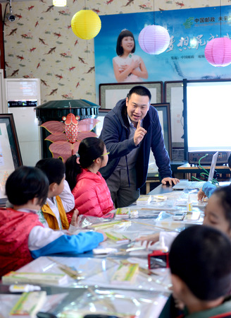 京派宫廷风筝“三石斋风筝”第三代传人刘宾老师在给孩子们讲述“曹氏风筝”的传承和故事