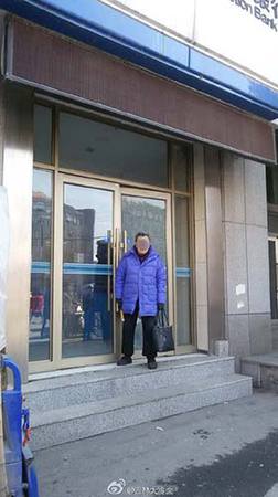 老人自称88岁，因自己的老伴取不出钱都被“气死了”，才出此举动。